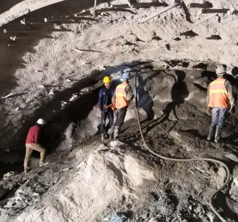 港口镇拱顶带模注浆料的施工流程及注意事项